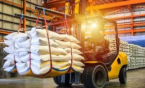 Minimizing manual handling of materials in warehouse