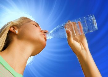 How can a canned alcoholic beverage best convey flavor expectations