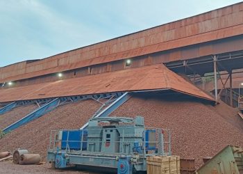 Reducing moisture in dispatched iron ore to improve flowability and reduce freight charges