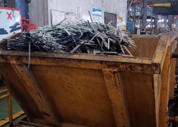 Eliminate uneven side trim accumulation inside scrap bin